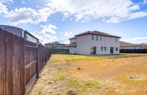 Rosedale House | 4 Mi to CSUB Campus Spacious Home with Yard