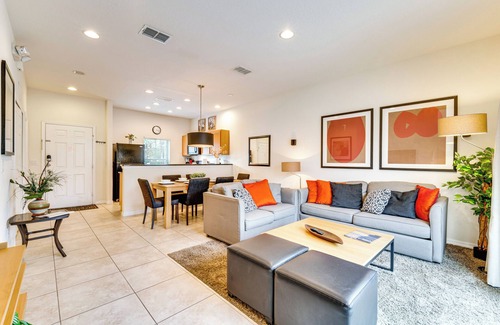 Sunset Lakes House | 4 Mi to Disney World: Townhome w/Hot Tub & Lanai!