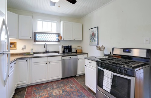Mid City South Cottage | 4 Mi to Dtwn: Baton Rouge Bungalow w/Private Yard