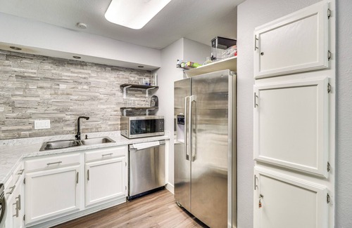 Parker Lane Condo | 4 Mi to Dtwn: Gem w/Pool Access & Patio in Austin