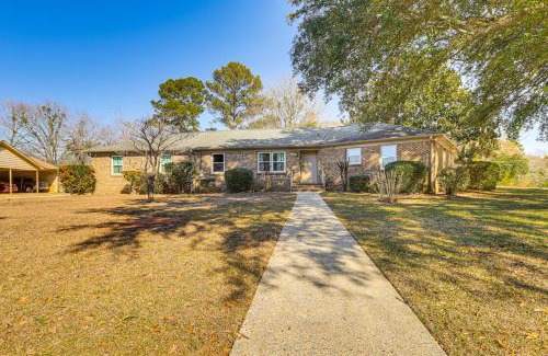Tuscaloosa House | 4 Mi to Dtwn Tuscaloosa Home with Cozy Den!