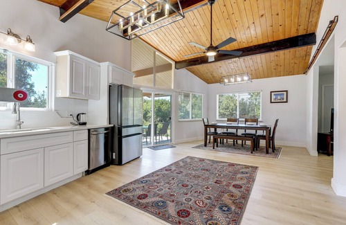 Granite Bay Cottage | 4 Mi to Folsom Lake: Modern Home w/Patio!