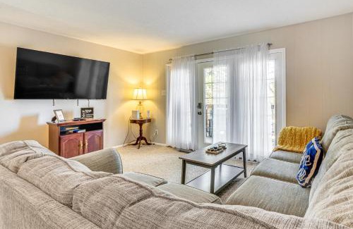 Fairfield Bay Apartment | 4 Mi to Greers Ferry Lake Condo with Deck and Balcony