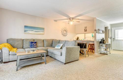 Fairfield Bay Apartment | 4 Mi to Greers Ferry Lake Condo with Deck and Balcony
