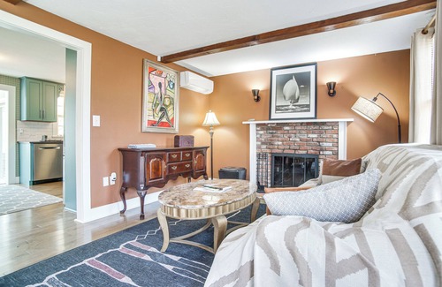 Lagoon Heights House | 4 Mi to Inkwell Beach: Home in Oak Bluffs!