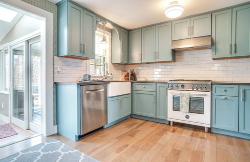 Lagoon Heights House | 4 Mi to Inkwell Beach: Home in Oak Bluffs!