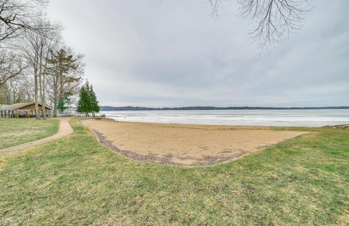 Bellaire House | 4 Mi to Lake Bellaire Home with Deck and Pool Access!