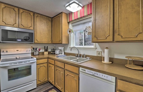 Fairfield Bay Condo | 4 Mi to Lake: Unit w/Pool Access in Fairfield Bay