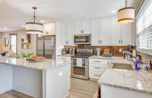 Sans Souci House | 4 Mi to Liberty Bridge Greenville Getaway with Deck