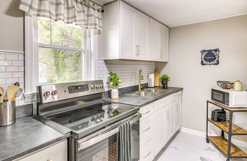 Greeneville House | 4 Mi to Nolichucky River: Apt w/Shared Yard!