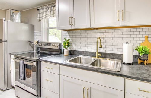 Greeneville House | 4 Mi to Nolichucky River: Apt w/Shared Yard!