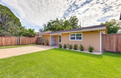 Southeast Houston House | 4 Mi to NRG Stadium Quiet Home with Fenced Yard!