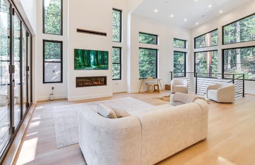 Pla-Vada Woodlands House | 4 Mi to Soda Springs Resort Hot Tub Hideaway!