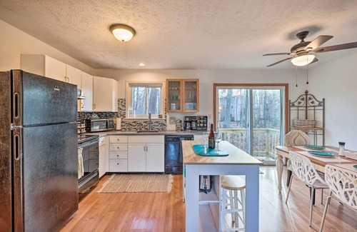 Tobyhanna House | 4 Mi to Tobyhanna State Park: Home w/Fire Pit