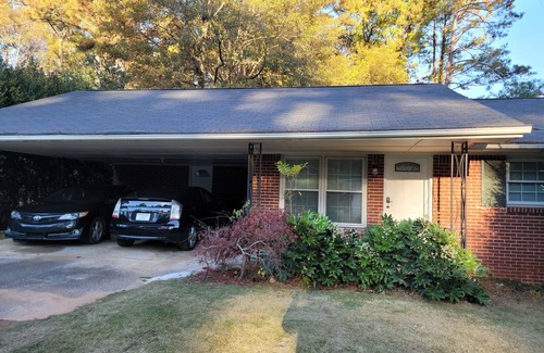 Greater Valley Brook House | 4 miles to CDC, VA & EMORY Master bedroom with en suite bath