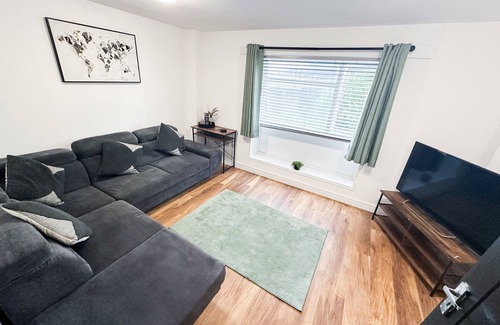 Little Hay House | 4-min drive from NEC/BHX Airport/HS2 - Sleeps 10 guest.