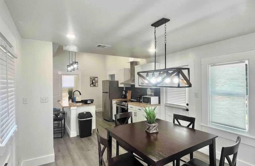 Eastside Promise Neighborhood House | 4 min Riverwalk fully renovated Pet friendly