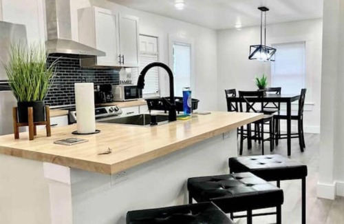 Eastside Promise Neighborhood House | 4 min Riverwalk fully renovated Pet friendly