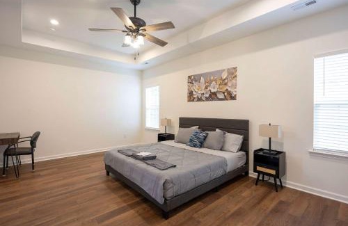 Burlington House | 4 Min to Downtown - En-Suite Bath - Washer and Dryer