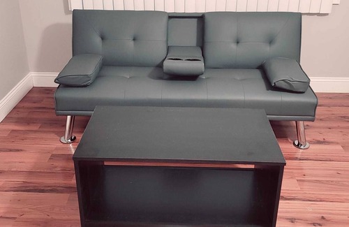 Ronkonkoma House | 4 mint walk train station. 6 Minutes drive from MacArthur Airport. free food