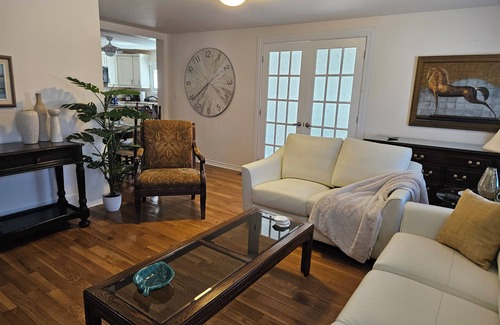 Callander House | 4 Minute drive to casino. Lake, park, marina, restaurants, stores 5 minute walk