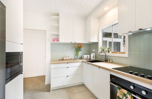 Macmasters Beach House | 4 minute walk to the beach