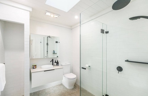 Macmasters Beach House | 4 minute walk to the beach