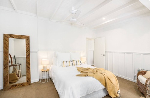 Macmasters Beach House | 4 minute walk to the beach