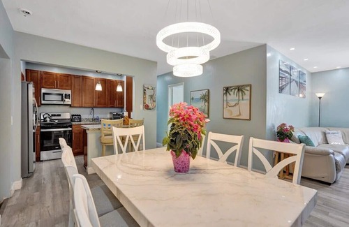 Lauderdale Beach House | 4 Minute Walk to the Beach