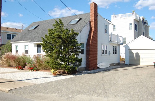 North Beach Haven Cottage | 4-minute walk to beach, Cute Cape Cod in Beach Block Full Refunds/cancellations