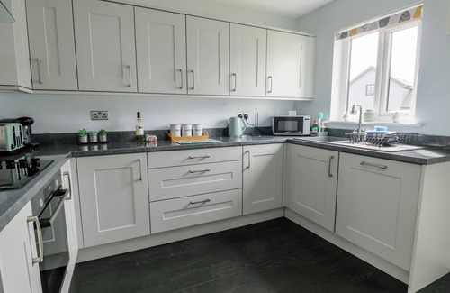 Brynteg Cottage | 4 PARC DELFRYN, pet friendly, with a garden in Benllech