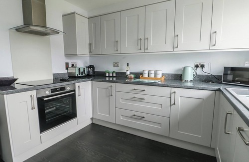 Brynteg Cottage | 4 PARC DELFRYN, pet friendly, with a garden in Benllech