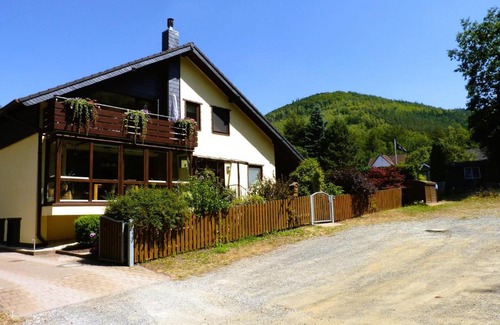 Bad Harzburg Apartment | 4-Personen-Ferienwohnung-im-Wald-mit-Kamin-84-Qudratmeter
