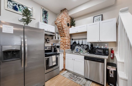 Fort Worth House | 4 Queen Beds | High Speed Wifi | Private Parking