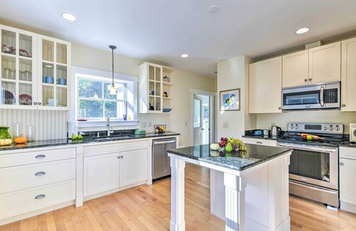 Richmond Apartment | 4-Season Getaway: Fantastic Location & Views!