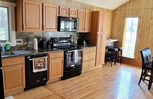 White Haven Cottage | 4 Season Lakefront Getaway: Hot tub, Skiing, +MoreSeason