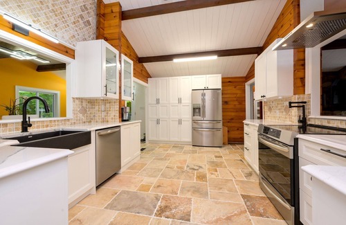 Mulmur Ski Chalet | 4 Season Log Chalet Home with Hot Tub