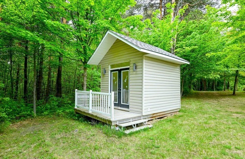 Mulmur Ski Chalet | 4 Season Log Chalet Home with Hot Tub