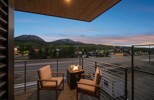 Silverthorne House | 4-Season Modern Mountain Penthouse with Private Hot Tub & Scenic Views
