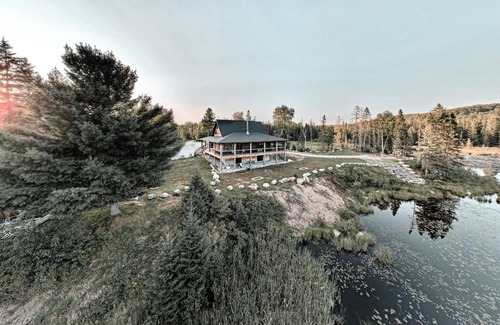 Unorganized North East Parry Sound Cottage | 4 Season Nature Retreat - Winter Playtime