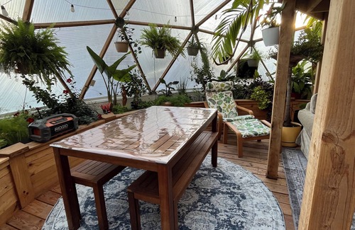 Burlington House | 4 Season Tropical Jungle Dome in Burlington, Animal Lovers Dream!