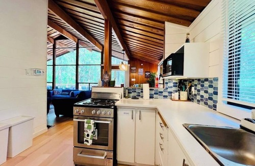 Victoria Road Ski Chalet | 4 season Waterfront Chalet on Balsam Lake - 2hr from GTA - family-friendly spot