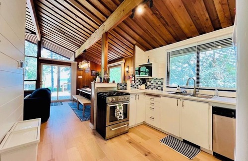 Victoria Road Ski Chalet | 4 season Waterfront Chalet on Balsam Lake - 2hr from GTA - family-friendly spot
