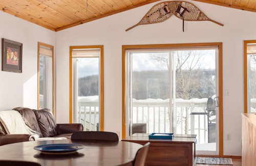 Perry Cottage | 4 Season Waterfront Bay Lake Beauty