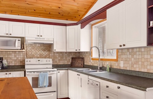 Perry Cottage | 4 Season Waterfront Bay Lake Beauty