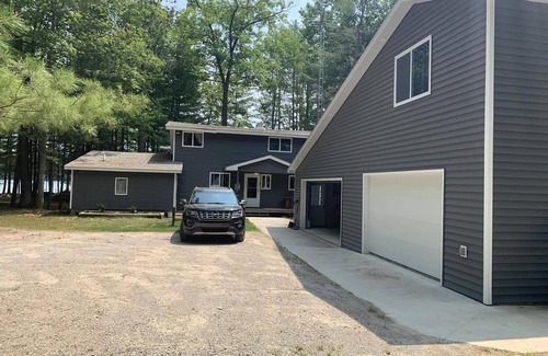 Hillman House | 4 Seasons, Charming Lakefront Cottage on Ess Lake sleeps 10
