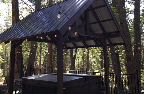 Alta Sierra House | 4-Seasons Mountain House with Hot Tub & Patio + Giant Trees everywhere!