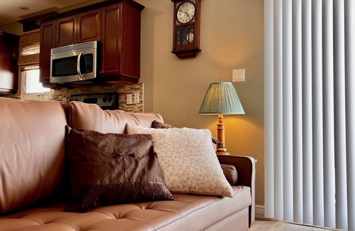 Orillia Cottage | 4 seasons waterfront cottage with hot tub on Lake Simcoe