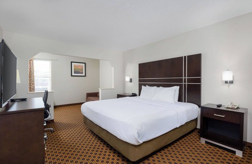 Graysville Hotel | 4 Separate Hotel Bedrooms with 2 Queen Beds in each room with attached bathroom