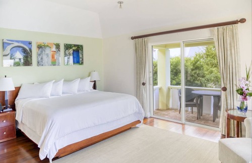 Paget House | 4 Spacious Units! Outdoor Pool, FREE Parking Close to Queen Elizabeth Park!